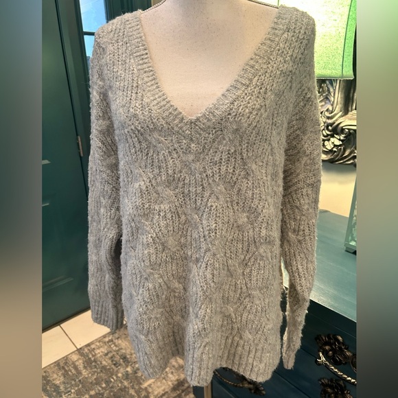 Lucky Brand Sweaters - Lucky Brand Light Gray V-Neck Sweater Side Slits Soft Women’s XLG